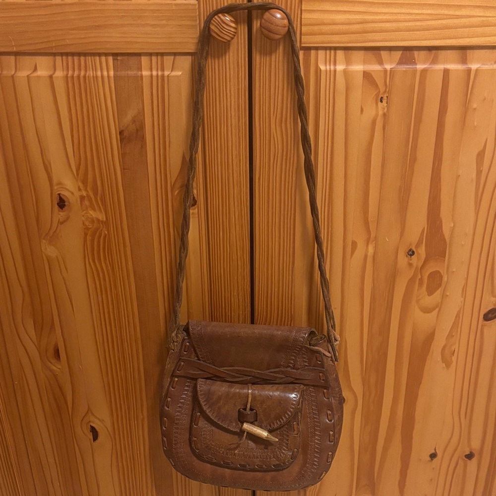 Elegant Tan Leather Crossbody Bag - Picture 2 of 5